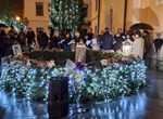 Molitva i obred paljenja prve svijeće na adventskom vijencu ispred varaždinske katedrale